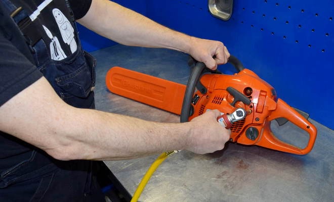 Гухне бензопила?