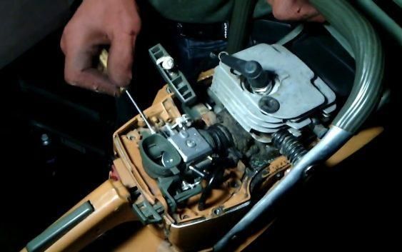 Как проходит регулировка карбюратора бензопилы